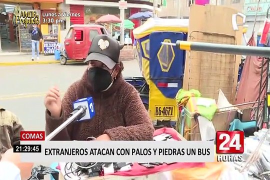 Comas: extranjeros atacan bus que invadió vereda y destrozó su mercadería