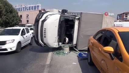 Esenler’de viraja hızlı giren kamyonet devrildi