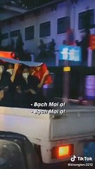 ôm nhau giữa mưa lạnh sau khi chống dịch trở về