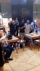 محمد محمود عبد العزيز يُقدم خاتم الزواج لخطيبته على الطريقة الأجنبية