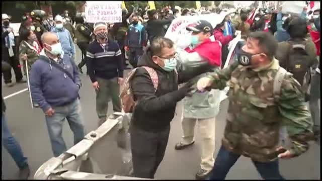 Enfrentamientos en las calles de Perú entre partidarios y detractores de Guido Bellido