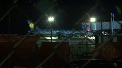 Download Video: Aterriza en el aeropuerto de Frankfurt el último vuelo de Uzbekistan Airways con más evacuados a bordo