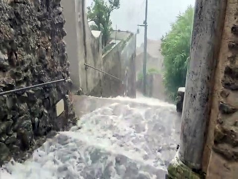 Maltempo, la furia dell'acqua nel centro di Ravello