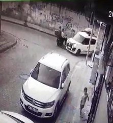 SULTANGAZİ'DE MOTOSİKLET KAZASI KAMERADA