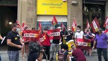 Los trabajadores de los supermercados de Glovo se manifiestan ante la sede de Barcelona