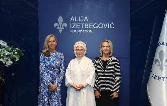 SARAYBOSNA - Emine Erdoğan Saraybosna'da Aliya İzzetbegoviç Vakfını ziyaret etti