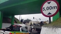 Caminhão enrosca no viaduto da Petrocon, arranca fiação e trecho é interditado para manutenção