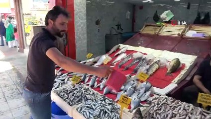 Balıkçıların umudu hamsi tezgahlardaki yerini aldı