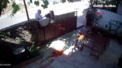 71 yaşındaki komşudan yumruklu saldırı! Dehşet anbean kamerada