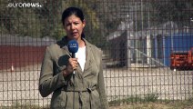 Hungría mete a los evacuados de Afganistán en contenedores rodeados de concertinas
