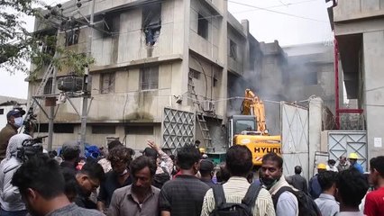 Karaçi'de bir fabrikada çıkan yangında 17 işçi öldü