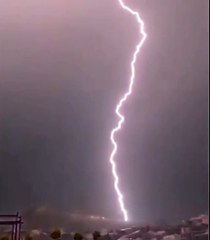 L'impact impressionnant après cette foudre immense