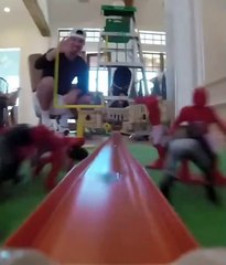 Une course hot wheels incroyable dans sa maison