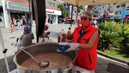 Kuşadası Belediyesi’nden 7 bin kişiye aşure ikramı