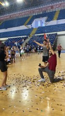 Eskrim Federasyon Kupası'nda birinciliğe ulaşan Enver Yıldırım, kız arkadaşına evlilik teklifinde bulundu