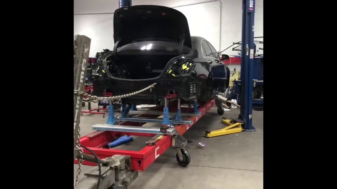 Mercedes S 550 rear quarter panel replacement with help of a Celette car bench and Mercedes jigs.