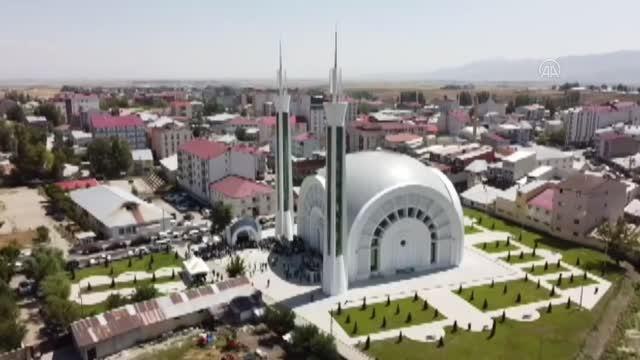 Mimarisiyle ilgi odağı olan cami ibadete açıldı