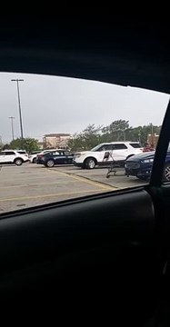 Des chariots de supermarché deviennent fou et chargent les voitures