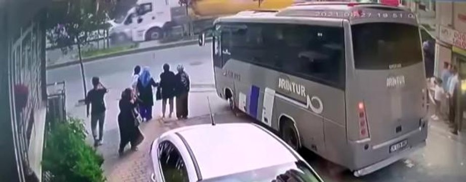 Esenyurt'ta freni boşalan hafriyat kamyonunun 5 araca çarptığı anlar kamerada