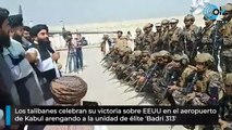 Los talibanes celebran su victoria sobre EEUU en el aeropuerto de Kabul arengando a la unidad de élite 'Badri 313'