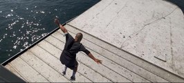 İstanbul'da çılgın genç Galata Köprüsü'nden geminin üstüne atladı