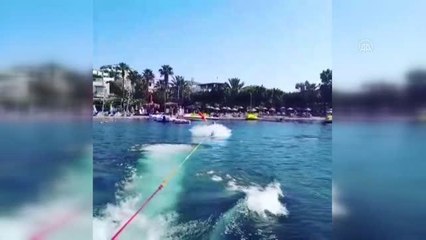 Yönetmen Ömer Sarıkaya, Bodrum'da Türk bayrağıyla su kayağı yaptı