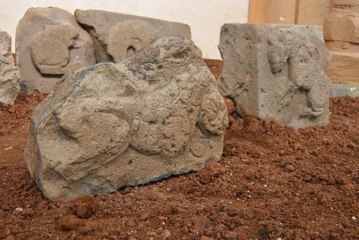 Ani'deki kazılarda bulunan asırlık aslan kabartmalı taşlar ziyarete açıldı