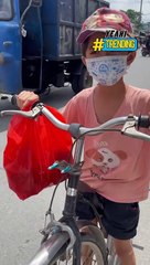 Bé gái 6 tuổi đạp xe đuổi theo ô tô để xin sữa cho em nhỏ ở nhà