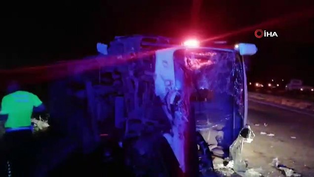 Manisa’da işçi servisi ile otomobil kafa kafaya çarpıştı: 3 ölü, 4 yaralı