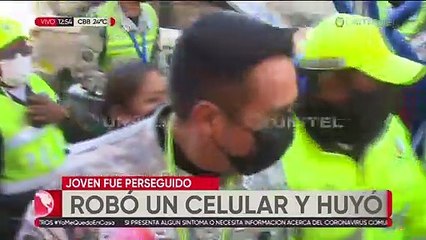 Roban un celular por la ventana de un minibús y un efectivo policial de transito captura al delincuente