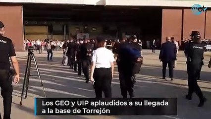 Los GEO y UIP aplaudidos a su llegada  a la base de Torrejón