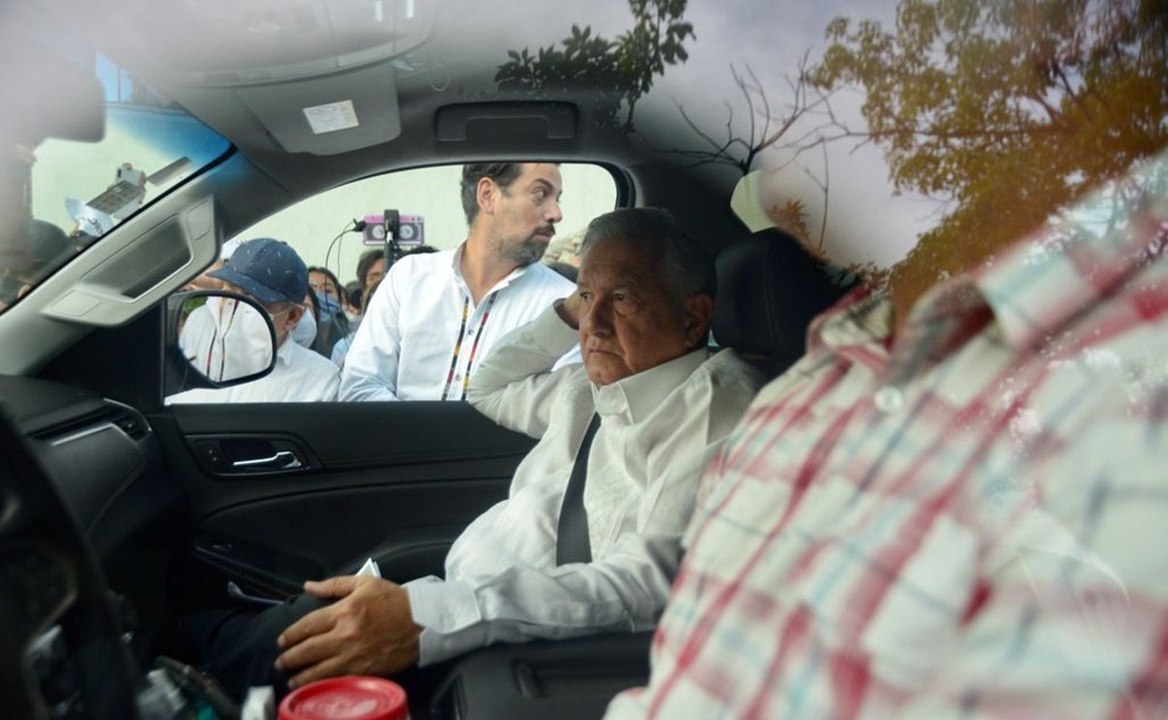 Maestros de la CNTE bloquean el paso a AMLO
