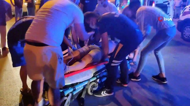 Minibüs, yerde yatan kazazedeye yardıma giden vatandaşların arasına daldı... Feci kaza anbean kamerada