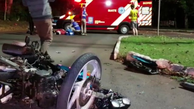 Forte colisão entre moto e utilitário na Rua Jacarezinho deixa homem ferido