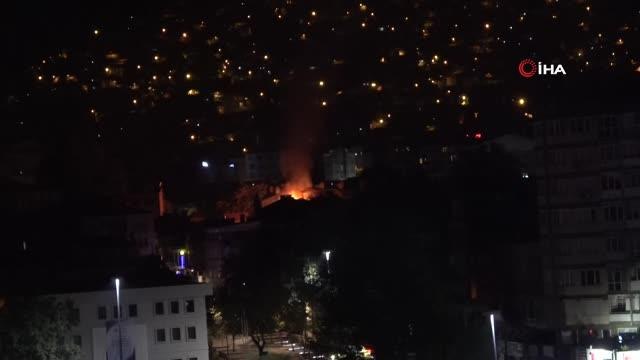 Bursa'da gece saatlerinde 2 katlı binada korkutan yangın: 1 itfaiye eri yaralandı
