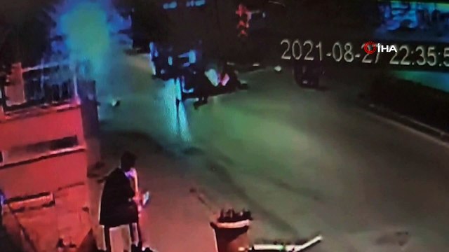 Minibüs, yerde yatan kazazedeye yardıma giden vatandaşların arasına daldı... Feci kaza anbean kamerada