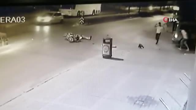 Minibüs, yerde yatan kazazedeye yardıma giden vatandaşların arasına daldı... Feci kaza anbean kamerada