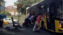 İETT Otobüsü yolda asılı kaldı, vatandaşlar kurtarmak için seferber oldu