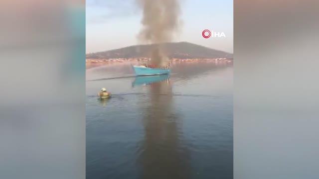 Son dakika haberleri: İtfaiyeciler, tekneyi söndürmek için kıyafetleri ile denize girdi