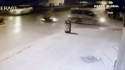 Download Video: Kaza geçiren motosikletliye ve yardıma gelenlerin arasına minibüs daldı! Feci kaza kamerada