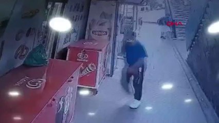 KÜÇÜKÇEKMECE'DE MARKETİN ÖNÜNDEKİ POŞETTEN PARAYI BÖYLE ÇALDI