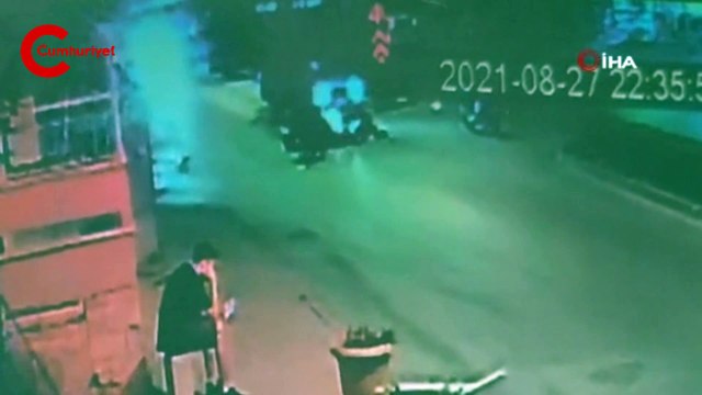 Minibüs, kazazedeye yardıma giden yurttaşlara daldı