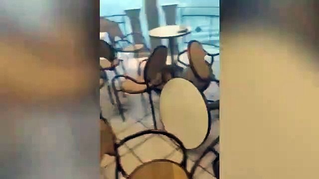 INCREDIBILE TROMBA D'ARIA TRAVOLGE TAVOLINI E SEDIE DI UN BAR IN CALABRIA