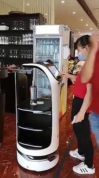 La Nouvelle éco : des robots serveurs dans un restaurant de Longueau