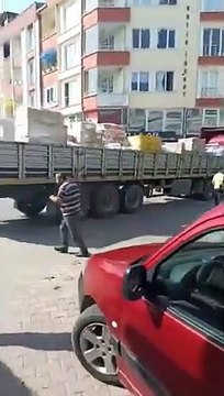 Günboyu Gazetesi yazarı Fatih Ergin paylaştı: Selin yıktığı Bozkurt'a gönderilen yardım kolileri Gebze'de 'seçilmişlere' dağıtılıyor