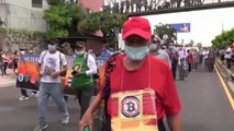Jubilados y trabajadores de El Salvador, en pie de guerra contra el bitcoin