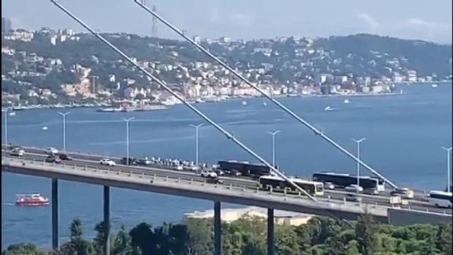 15 TEMMUZ ŞEHİTLER KÖPRÜSÜ'NDE METROBÜS ARIZASI; KÖPRÜDE BEKLEDİLER