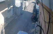 Motosikletiyle geldi, otomobil jantı ve lastiğini böyle çaldı