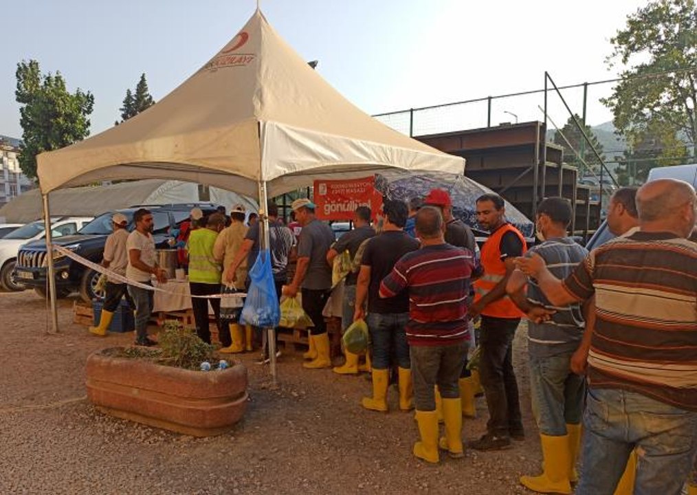 Türk Kızılay, sel felaketinin yaşandığı Sinop'ta 130 bin kişiye sıcak yemek sağladı