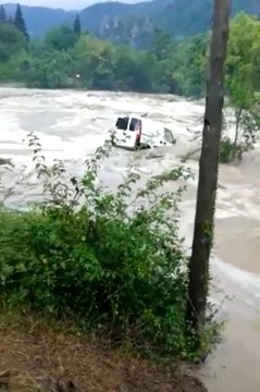 Son dakika haberleri! Aracının sele kapıldığını gören kadın gözyaşlarına boğuldu...Sele kapılan araç cep telefonu kamerasında